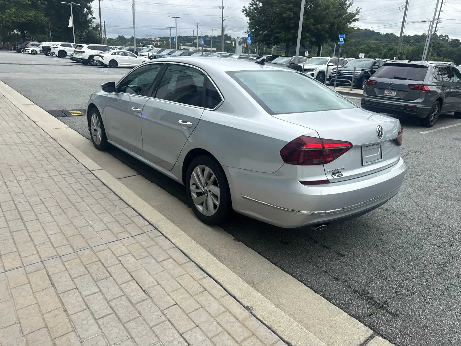 Used 2018 Reflex Silver Metallic Volkswagen 2.0T SE image 5