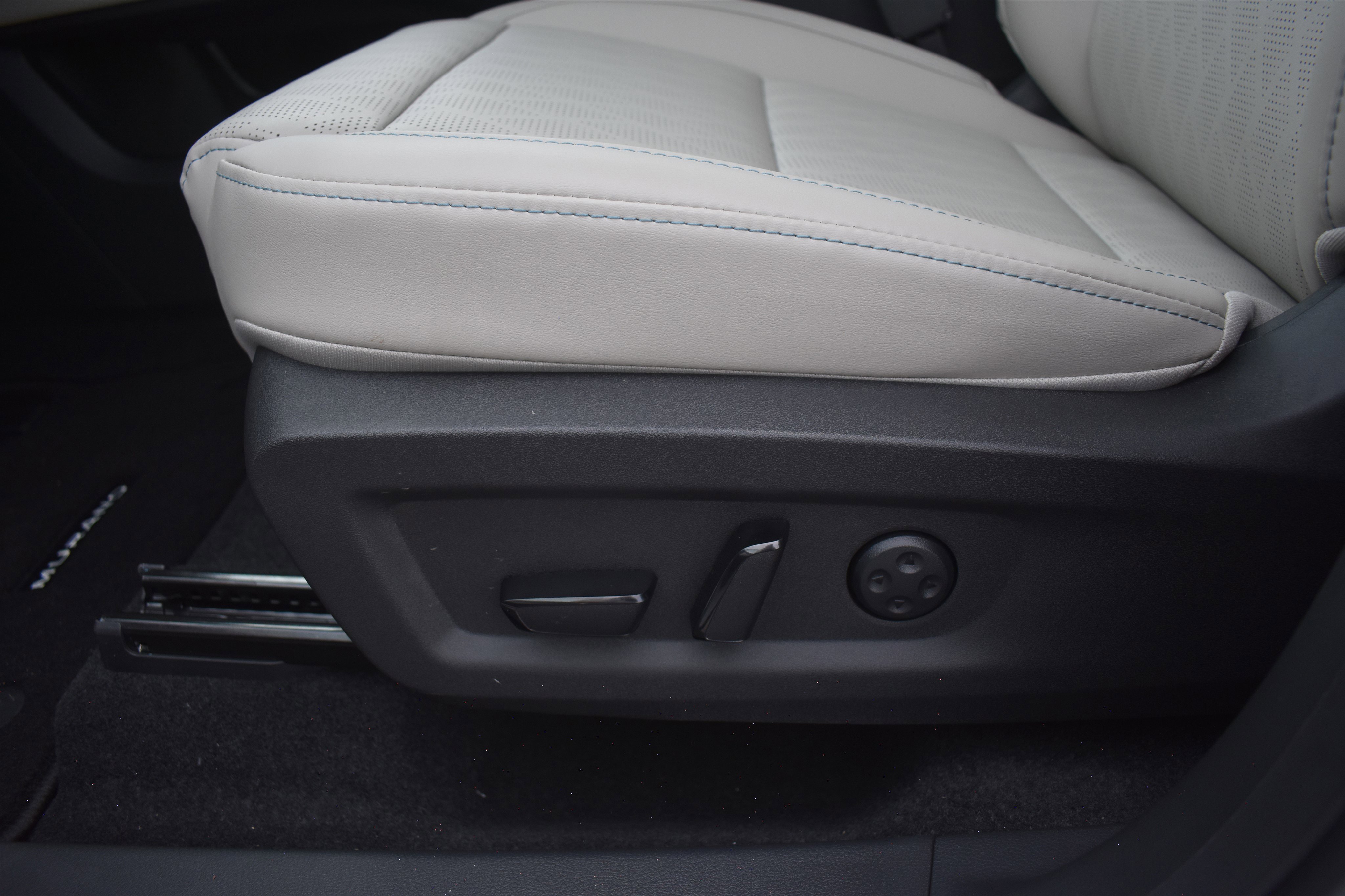 New 2026 Everest White Pearl TriCoat / Super Black Two-tone Nissan Platinum image 14