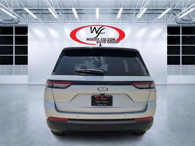 New 2026 Silver Zynith Exterior Paint Jeep Altitude image 4