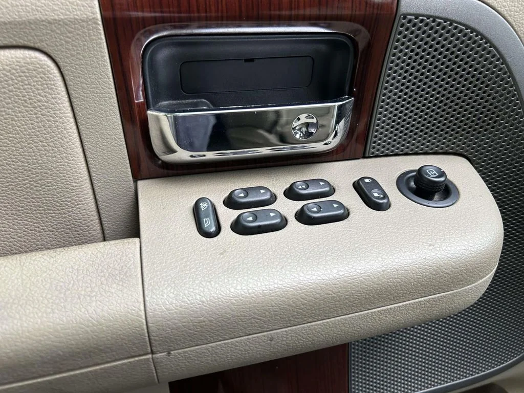 Used 2007  Ford Lariat image 12