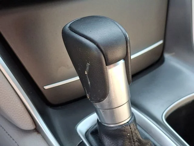 Used 2018 Silver Honda EX-L image 12