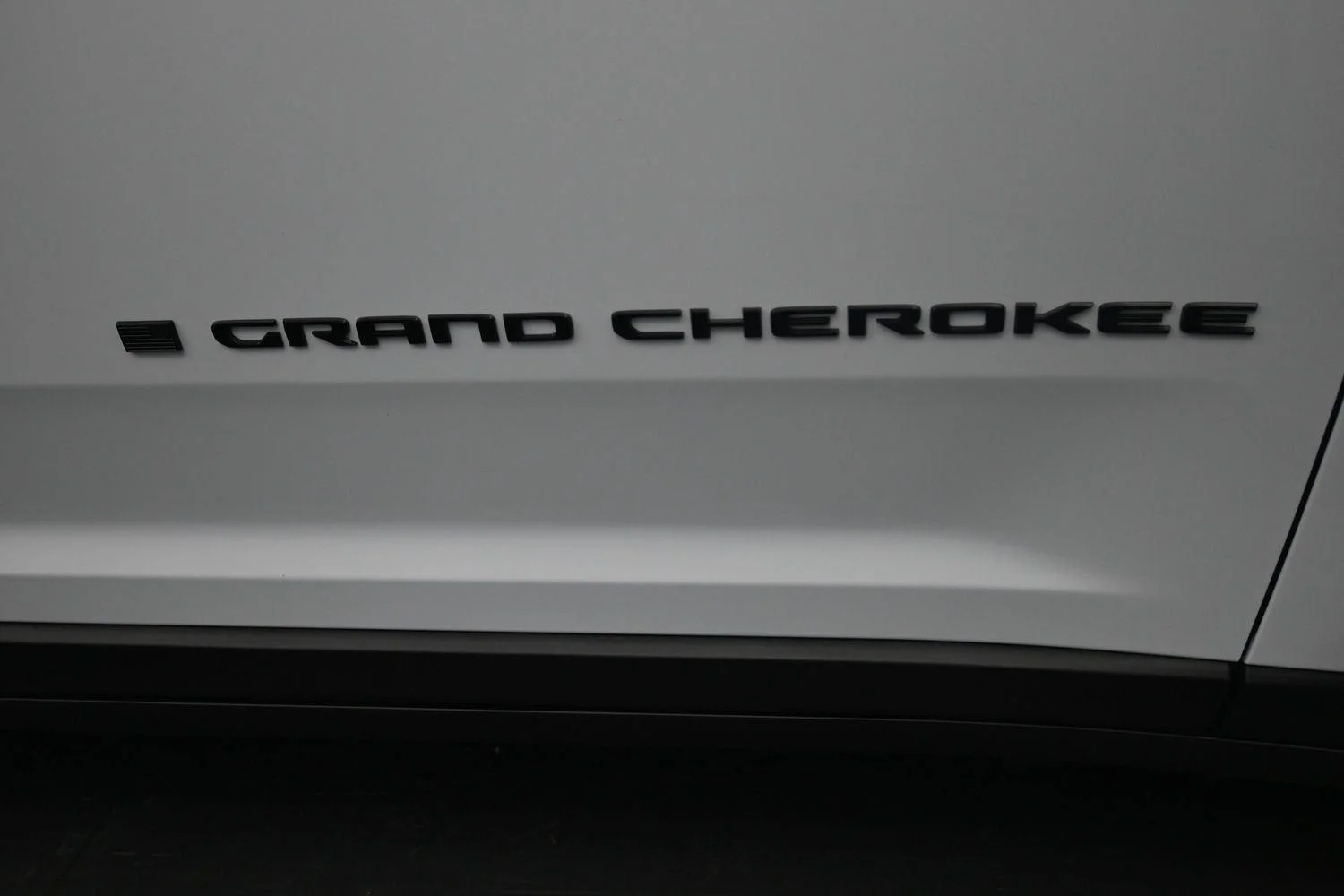 New 2026 Bright White Clear-Coat Exterior Paint Jeep Laredo Altitude image 24