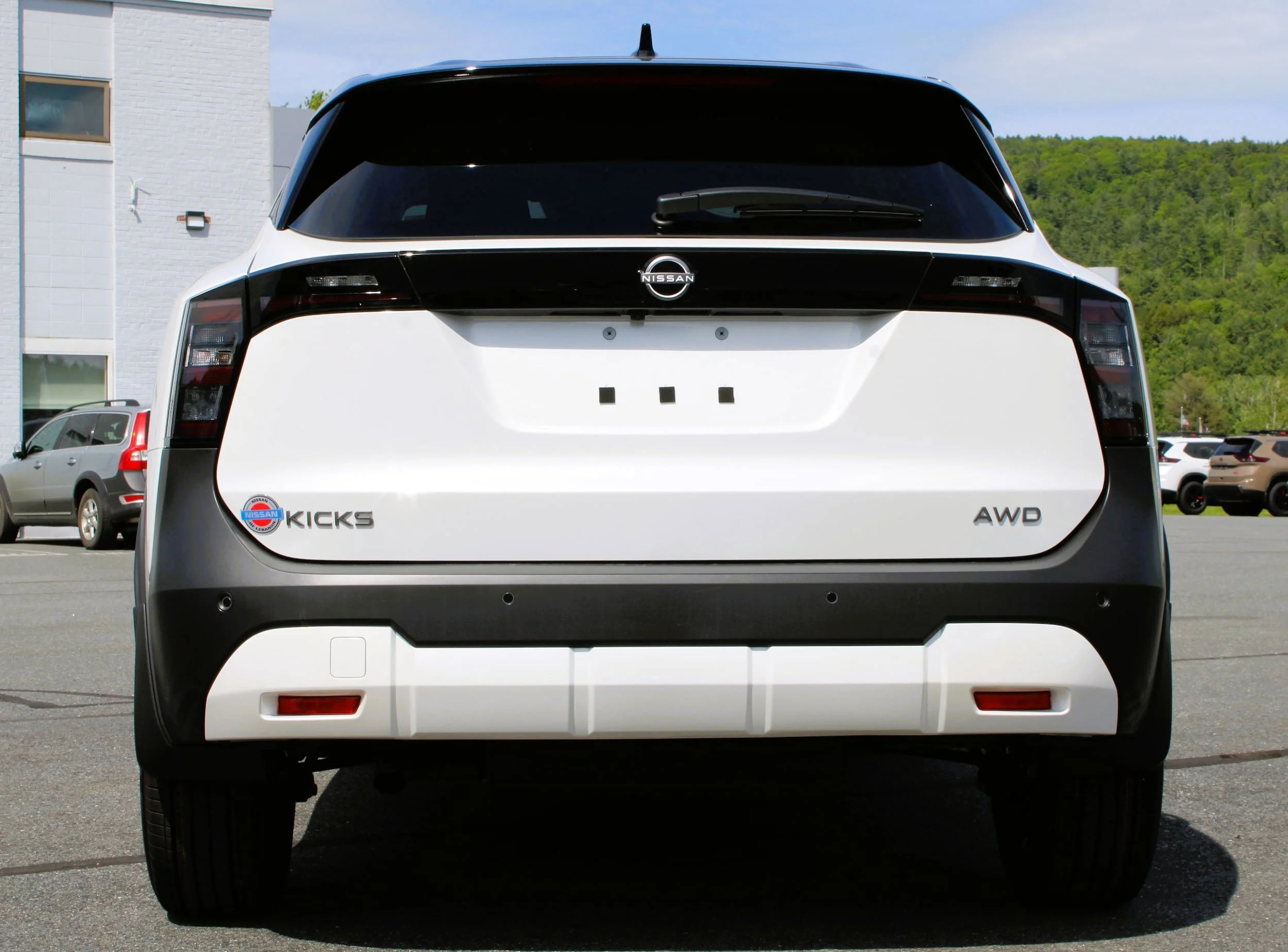 Used 2025 Aspen White Tricoat/Super Black Nissan SV image 7