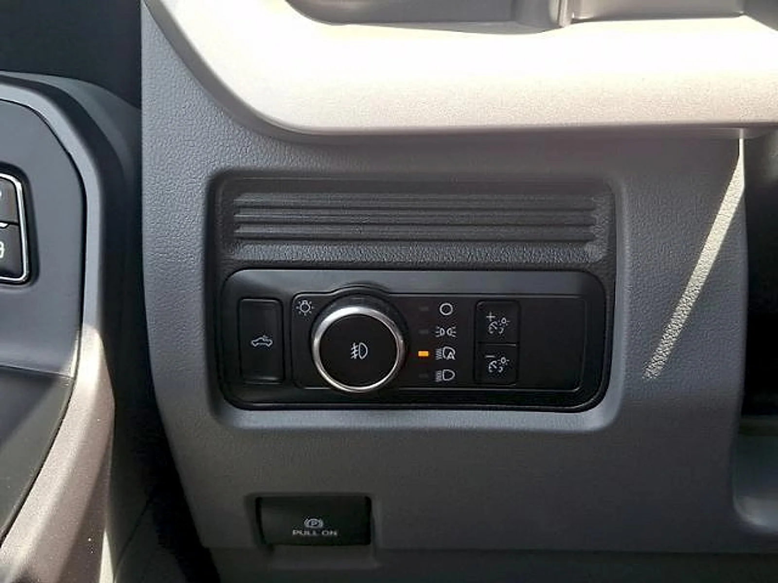 Used 2025 Oxford White Ford XLT image 22