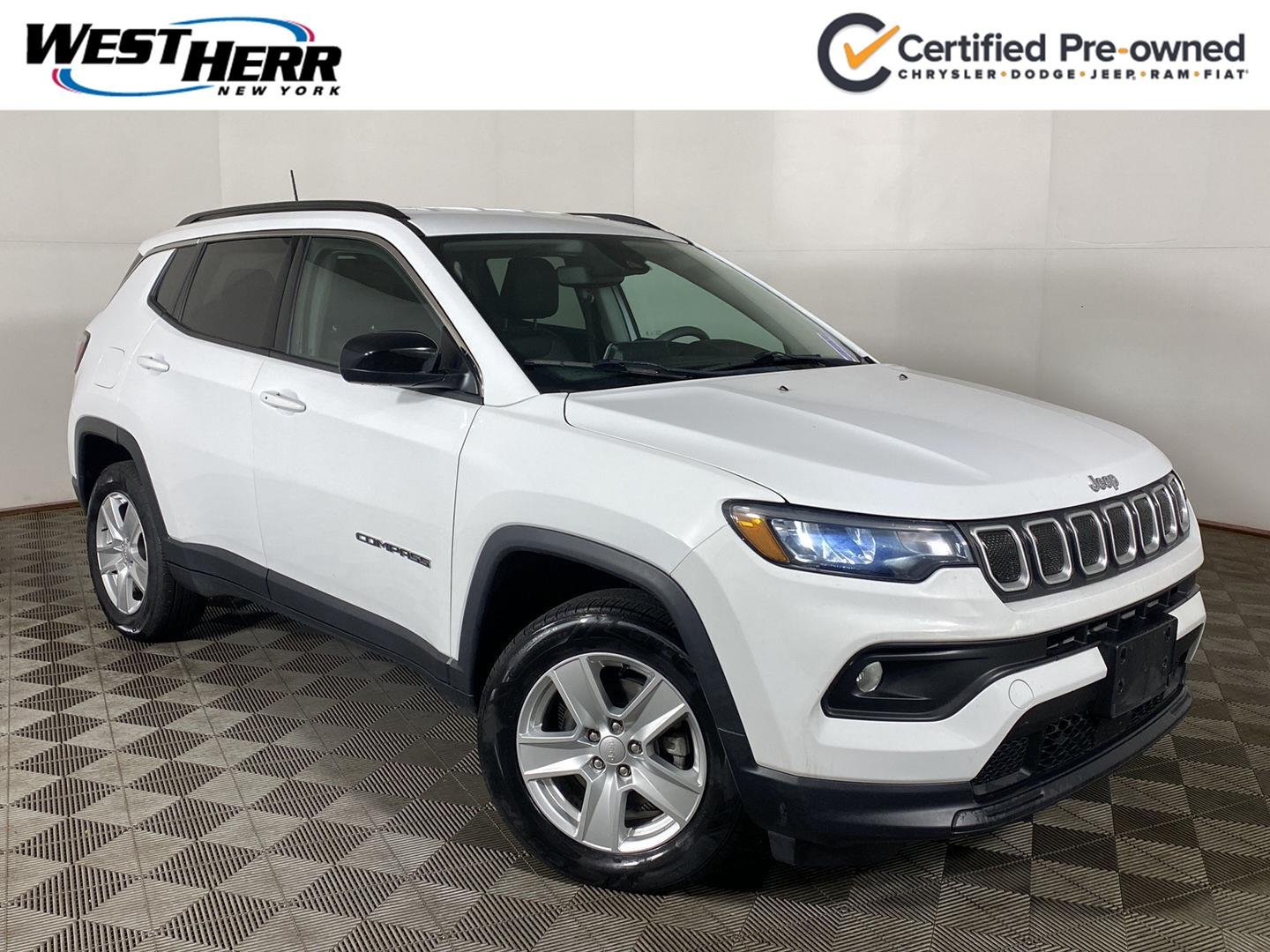 Used 2022 Bright White Clearcoat Jeep Latitude image 1