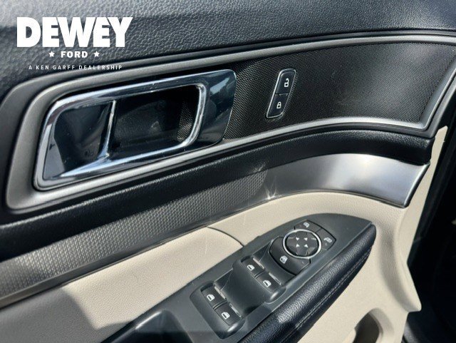 Used 2018 White Platinum Clearcoat Metallic Ford XLT image 10