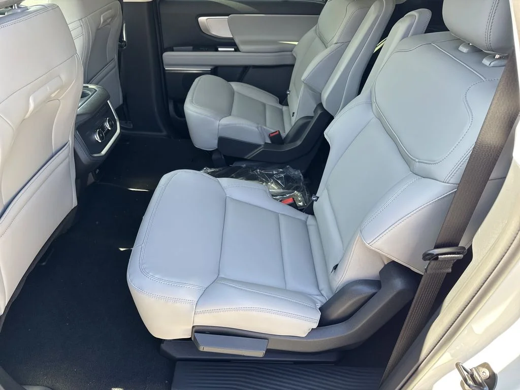New 2026 Star White Metallic Tri-Coat Ford Active image 21