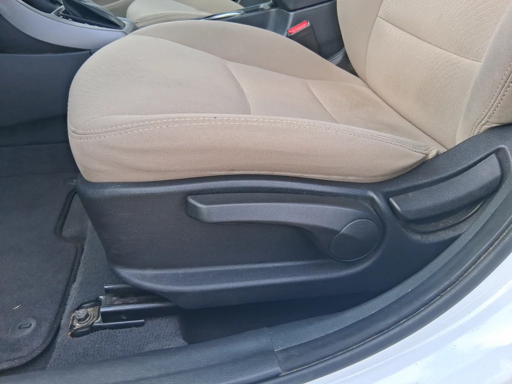 Used 2015 White Hyundai SE image 18
