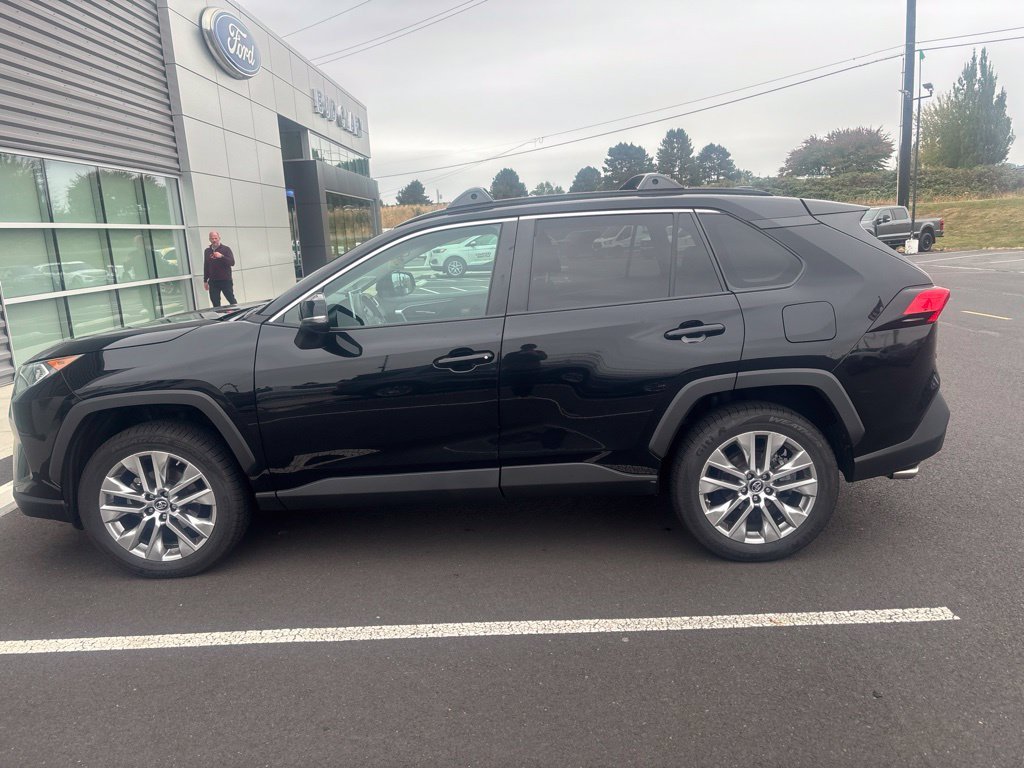 Used 2019 Midnight Black Metallic Toyota XLE Premium image 9