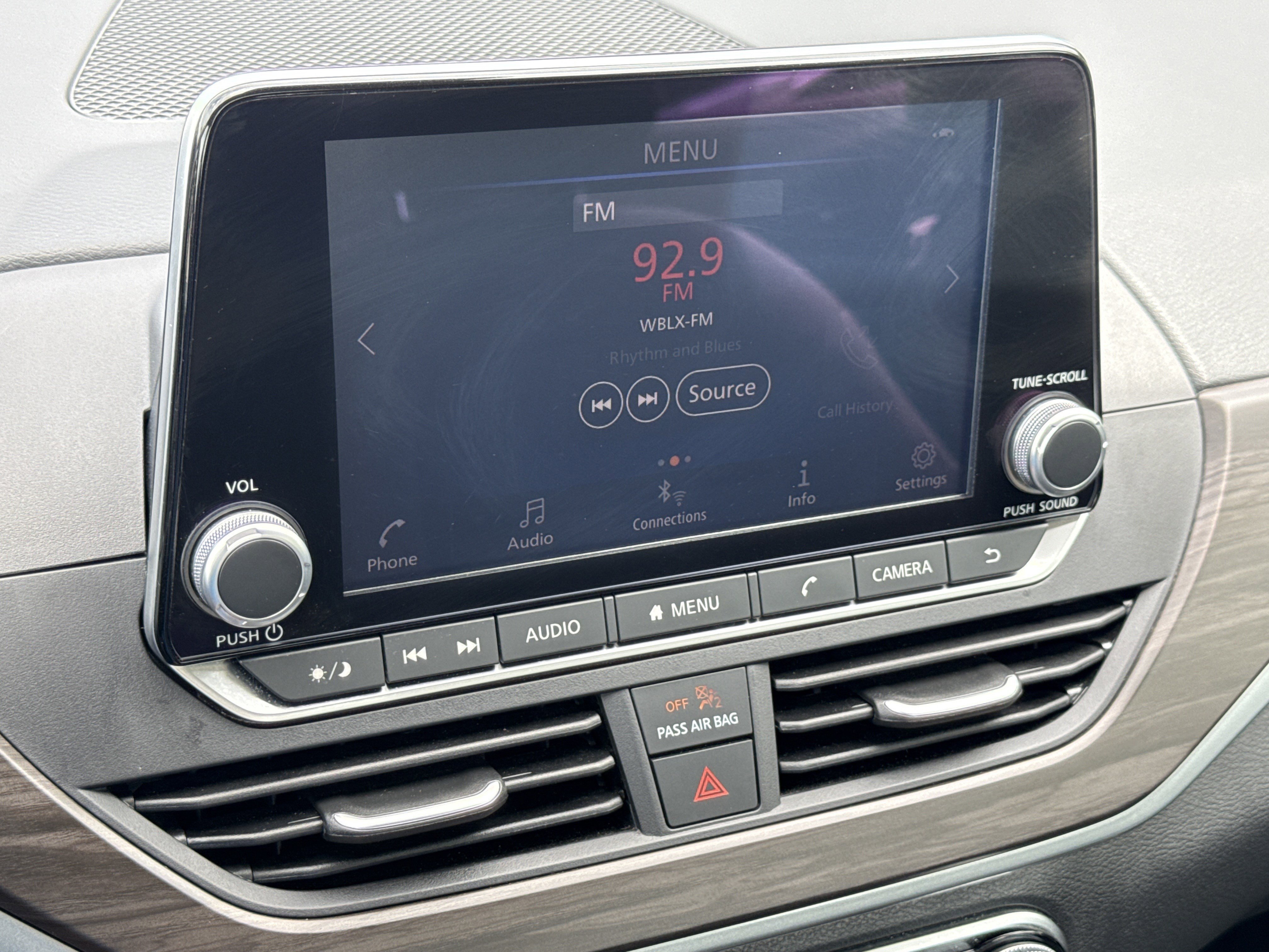 Used 2025 Glacier White Nissan SV image 22