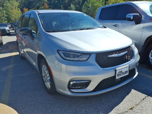 Used 2024  Chrysler Touring L image 4