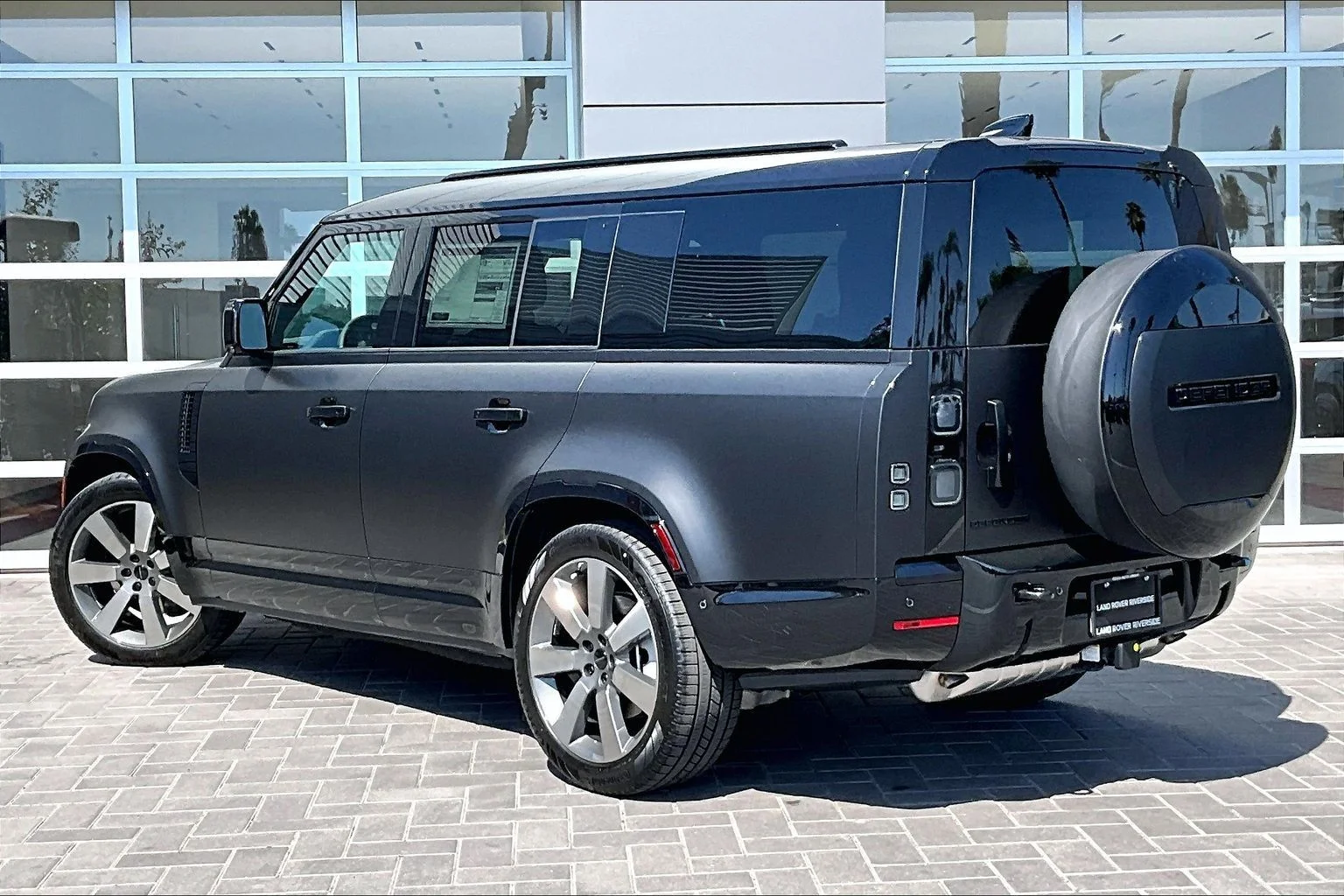 New 2026 Santorini Black Land Rover X-Dynamic SE image 3