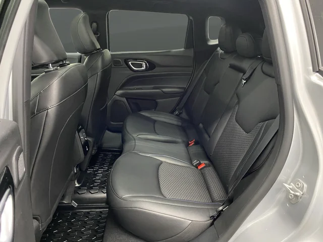 New 2026 Silver Zynith Metallic Clearcoat Jeep Latitude image 32