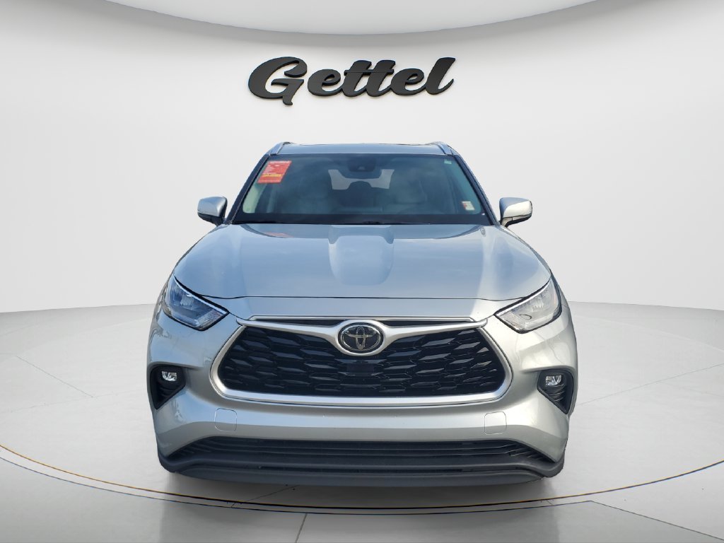 Used 2020 Silver Toyota XLE image 1