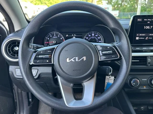 Used 2023 White Kia LXS image 17