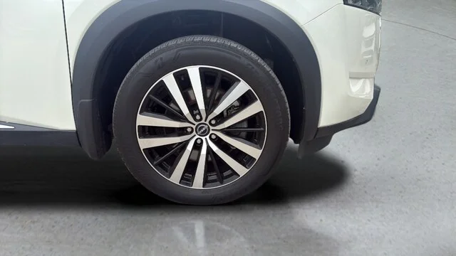 Used 2023 Pearl White Tricoat Nissan Platinum image 33