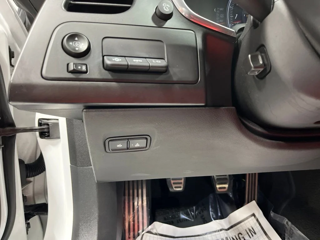 Used 2016 Arctic White Chevrolet Stingray image 21