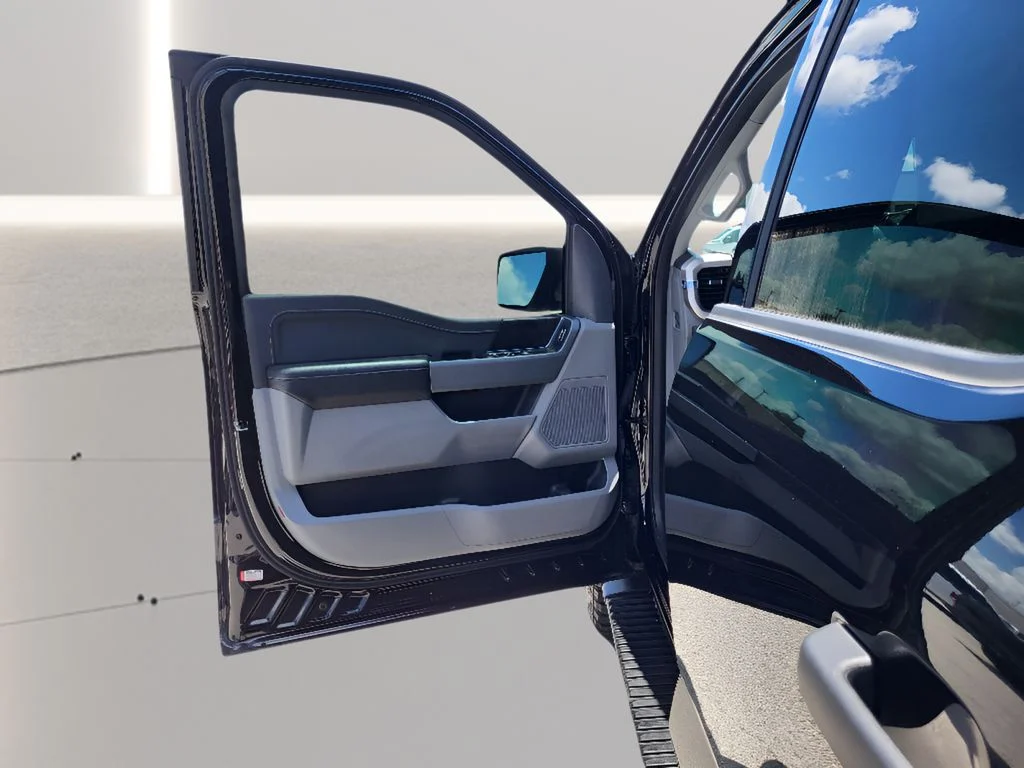 Used 2023 Agate Black Metallic Ford XLT image 18