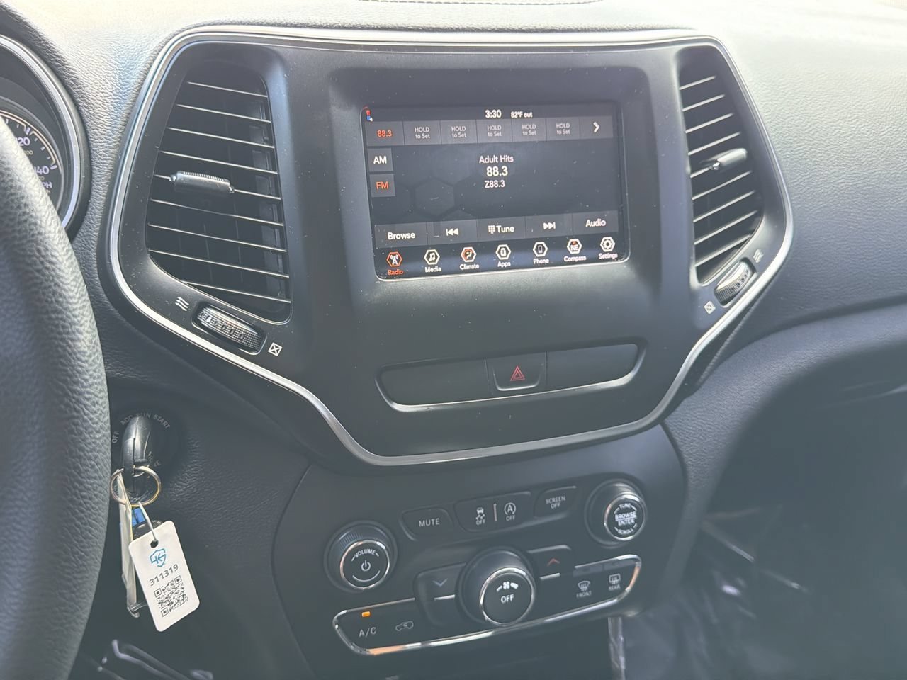 Used 2020 Diamond Black Crystal Pearlcoat Jeep Latitude image 20