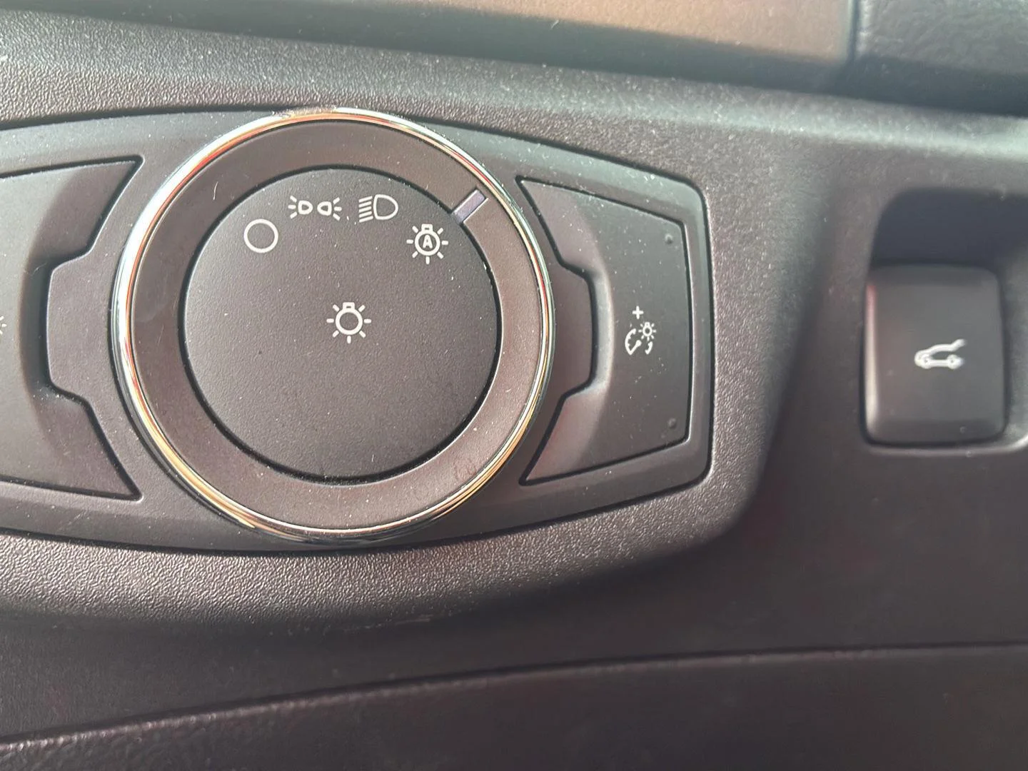 Used 2020 Magnetic Ford SE image 10