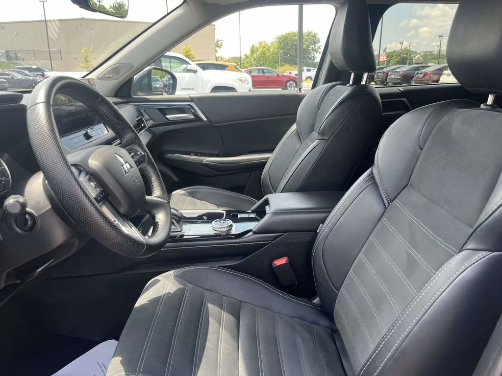 Used 2025 Gray Mitsubishi SE image 17