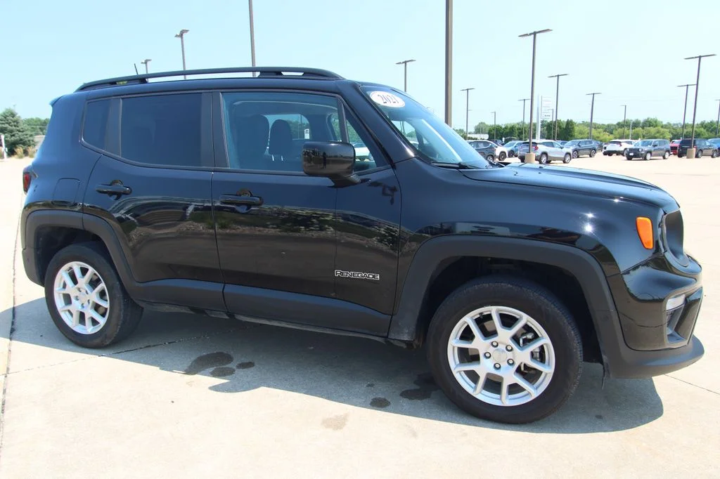 Used 2021 Black Jeep Latitude image 3
