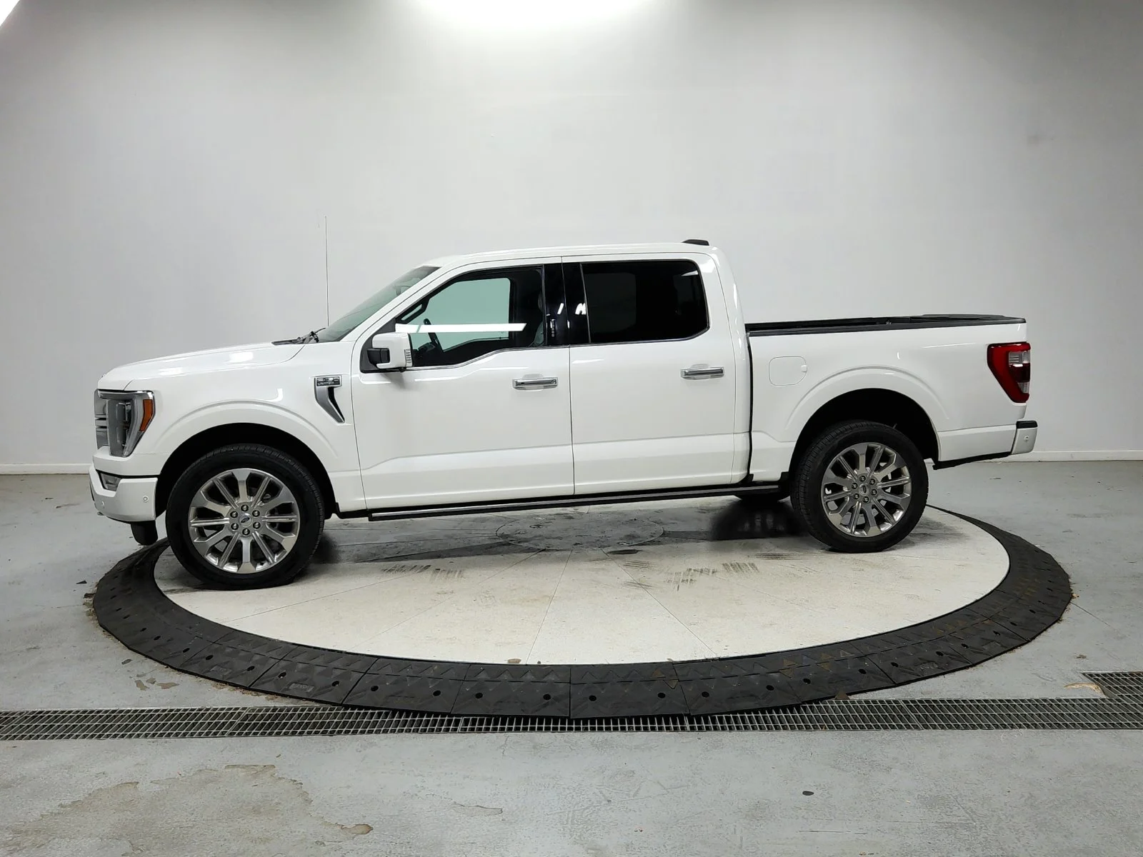 Used 2021 White Ford Limited image 5