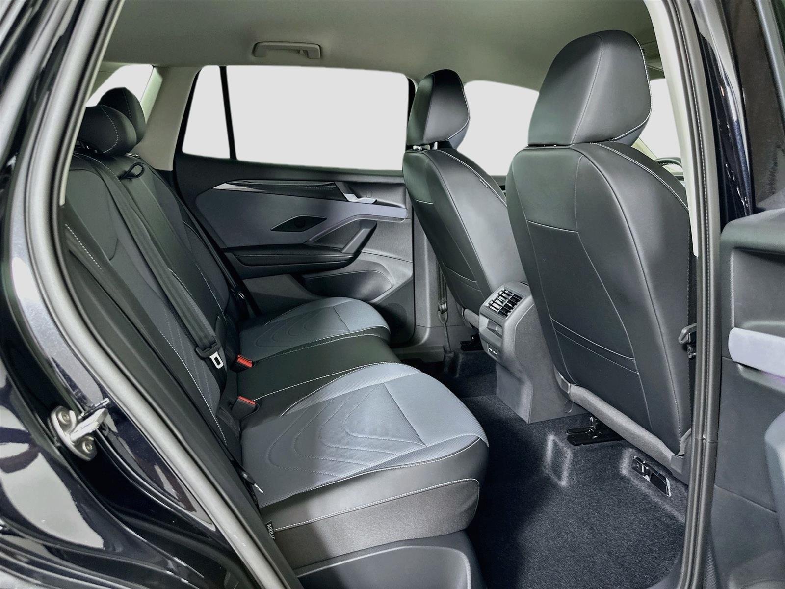 2025 Volkswagen Tiguan SE - Photo 22