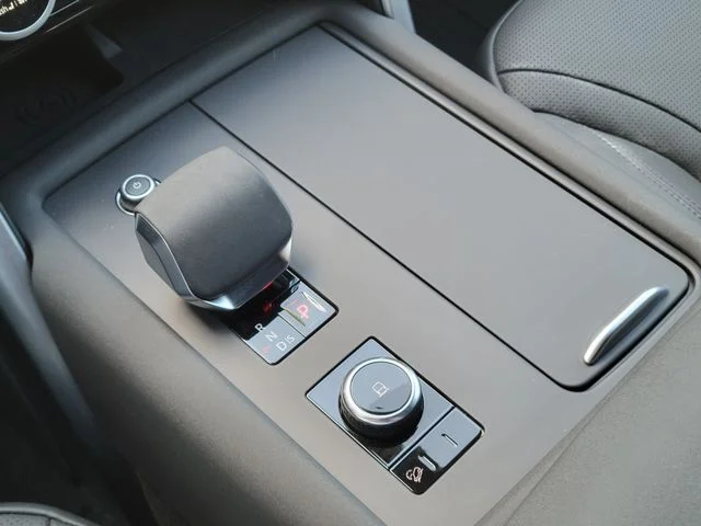 Used 2025 Fuji White Land Rover Dynamic SE image 40