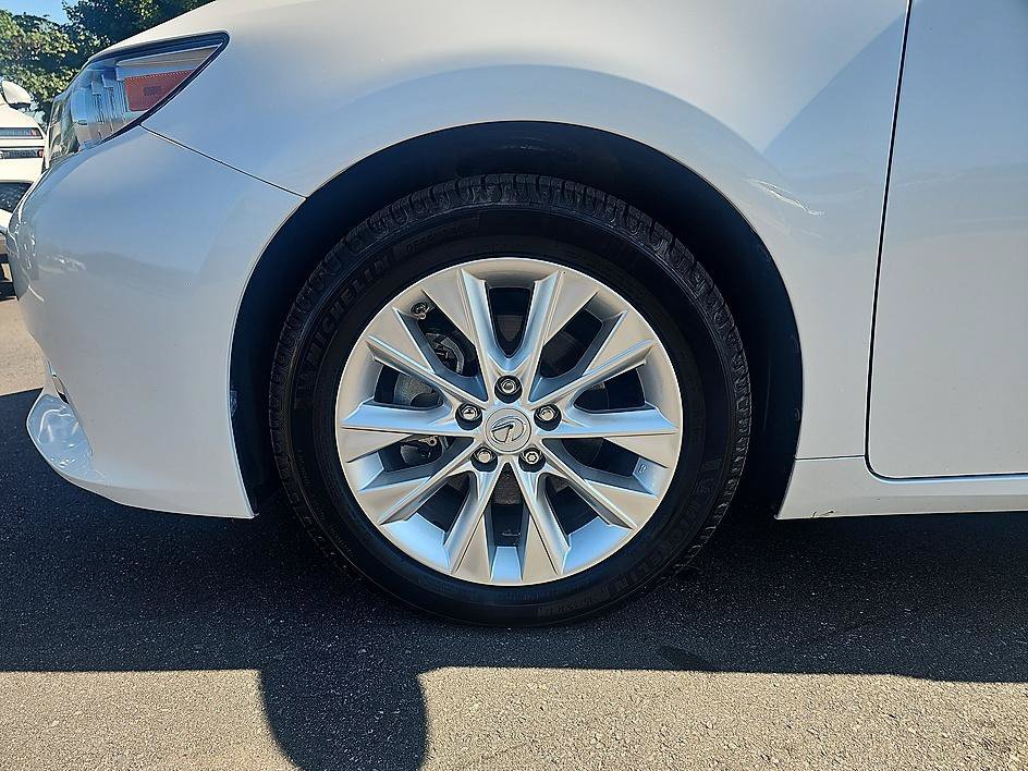 Used 2015 Starfire Pearl Lexus Hybrid image 9
