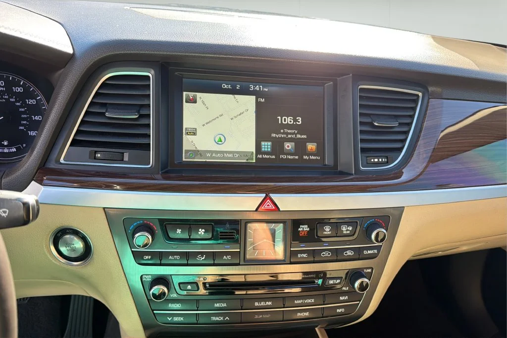 Used 2015 White Hyundai 3.8 image 23