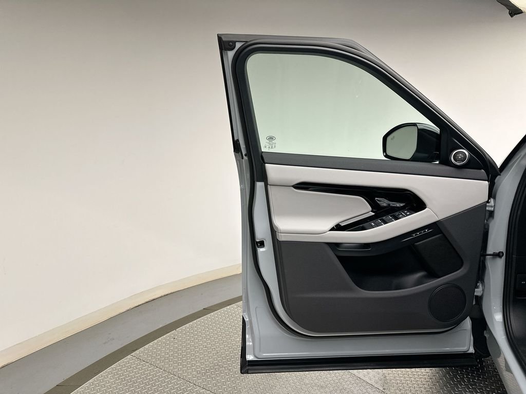 New 2026 Arroios Grey Metallic Land Rover S image 9