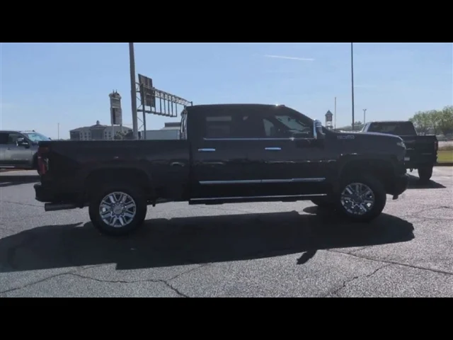 Used 2025 Black Chevrolet High Country image 9