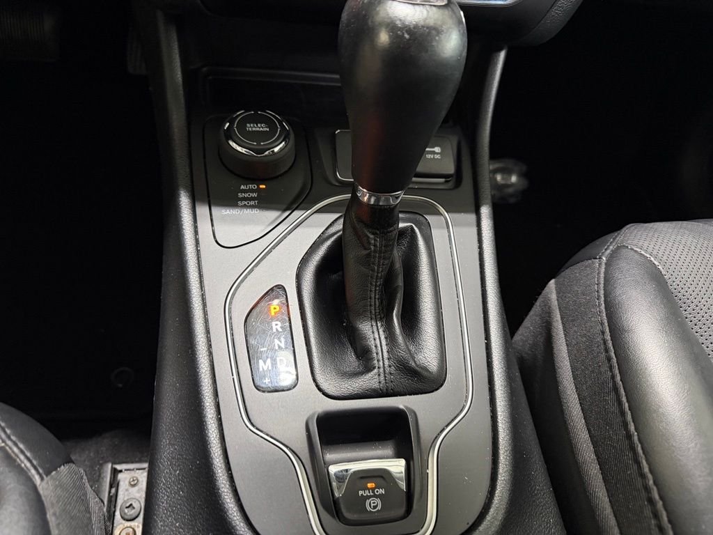 Used 2022 Black Jeep Latitude Lux image 4