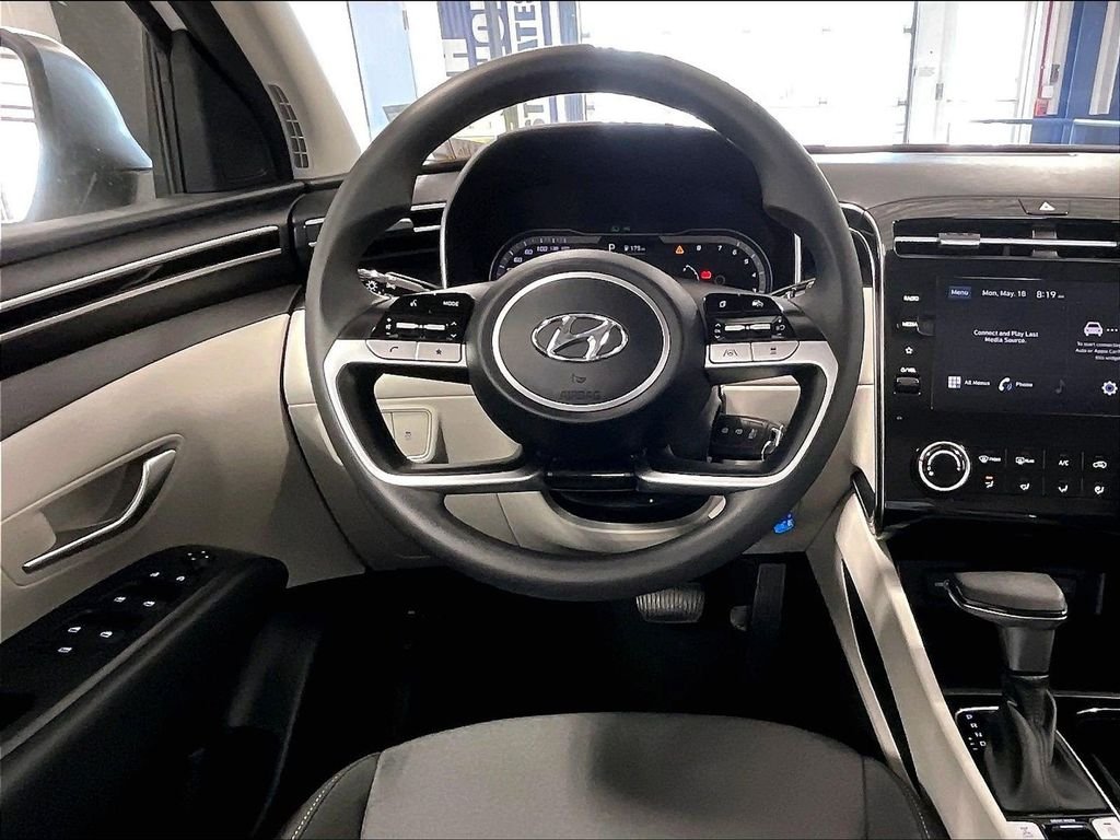 Used 2023 White Hyundai SE image 17