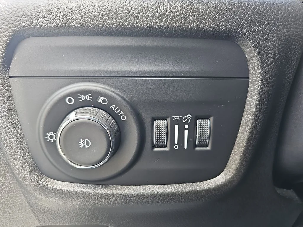 Used 2023 White/off-white Jeep Limited image 27