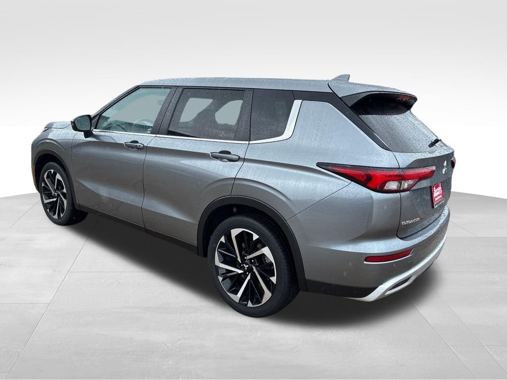 Used 2024 Silver Mitsubishi SE image 3