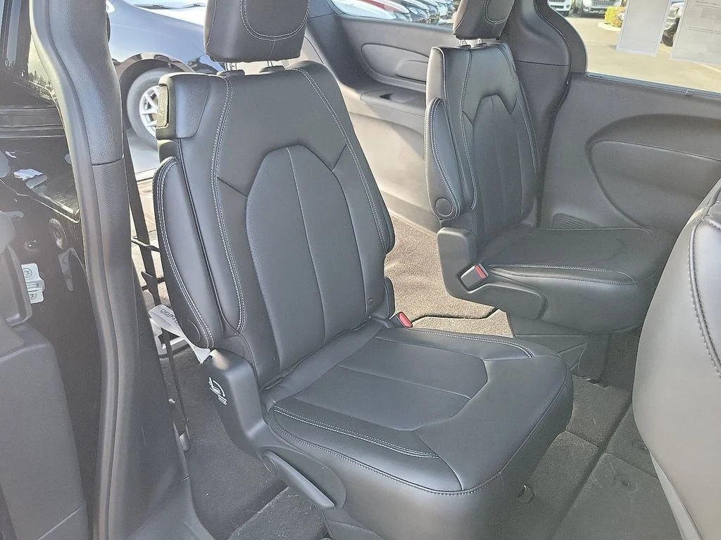 2025 Chrysler Voyager LX - Photo 17