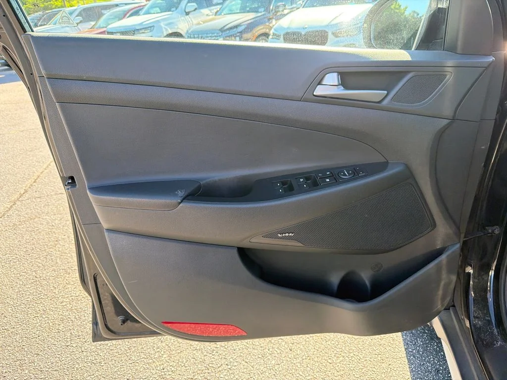 Used 2017 Black Hyundai SE Plus image 10