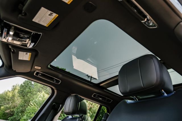 New 2026 Belgravia Green Land Rover SE image 5