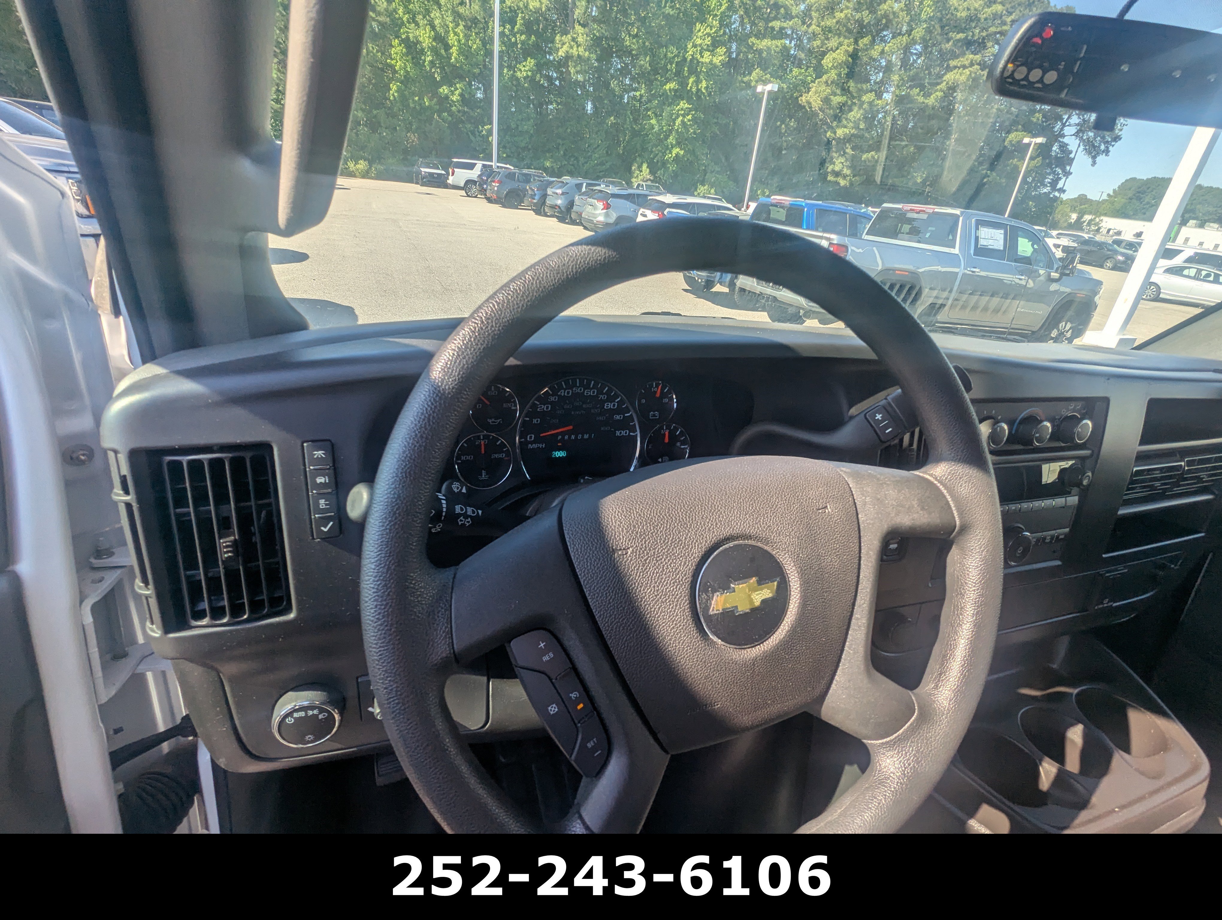 Used 2025 Summit White Chevrolet Work Van image 10