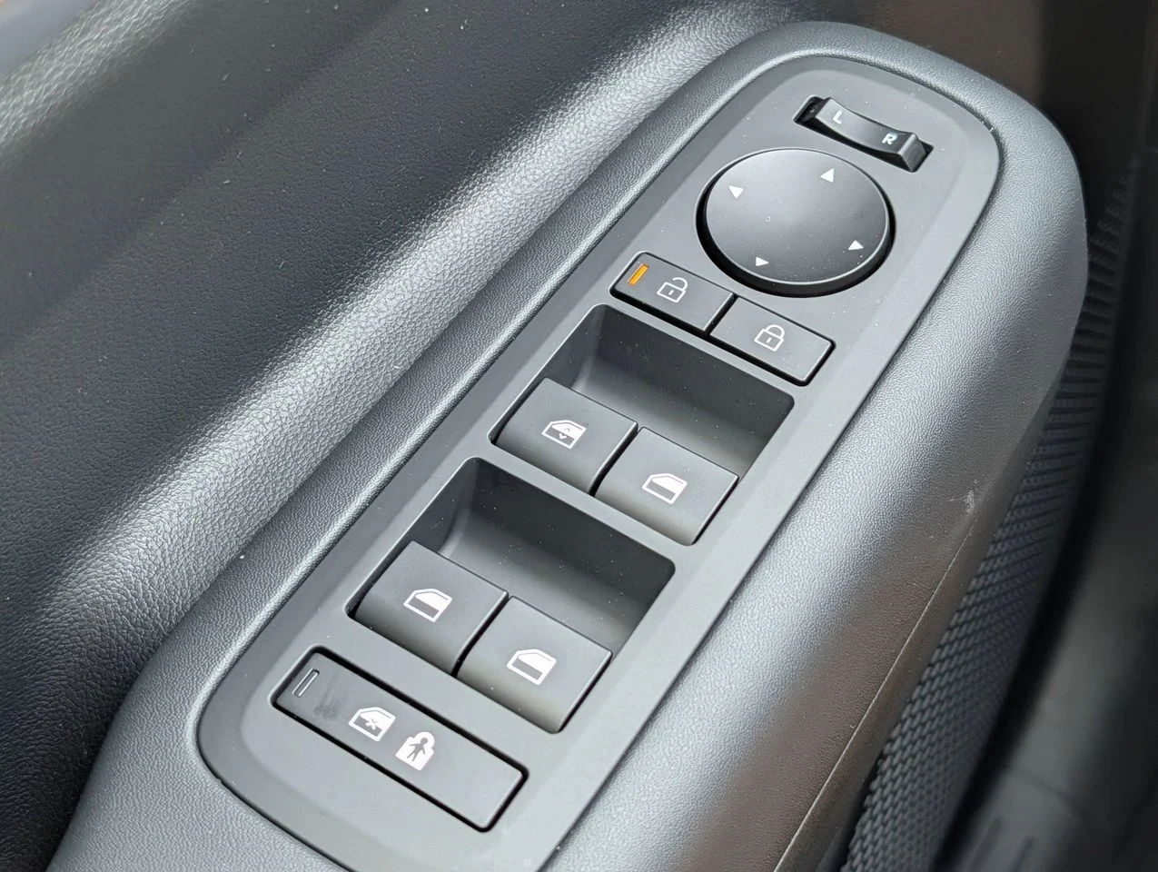 New 2026 Shimmering Silver Hyundai SE image 12
