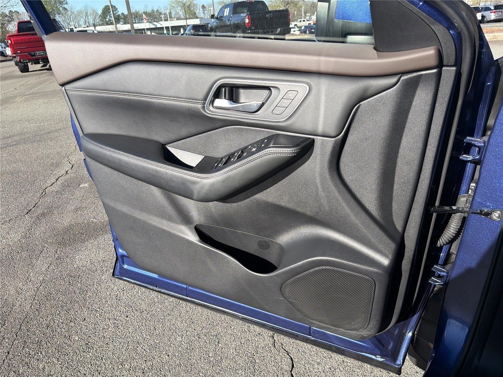Used 2023 Caspian Blue Metallic Nissan Platinum image 24