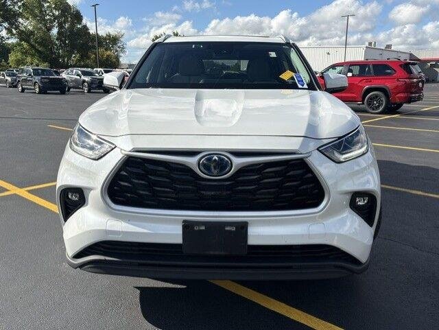 Used 2023 Wind Chill Pearl Toyota Bronze Edition image 4