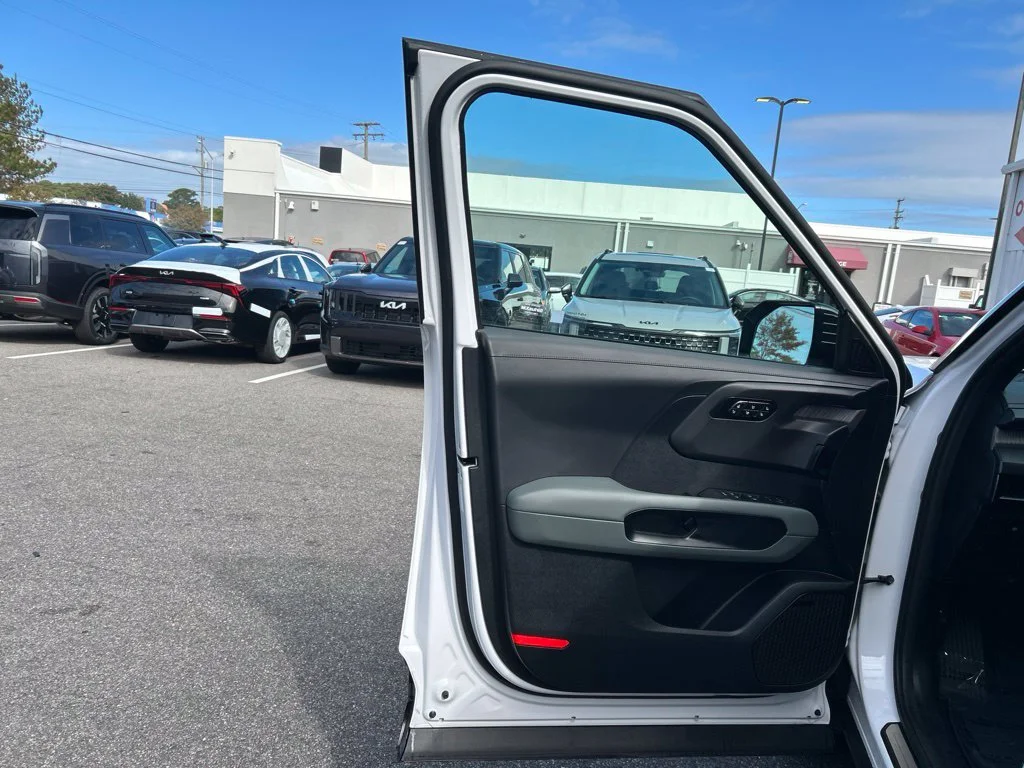 Used 2027 White Kia  image 10