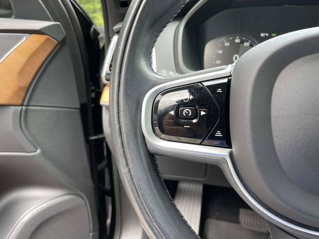 Certified Used 2022 Onyx Black Metallic Volvo T6 Momentum image 22