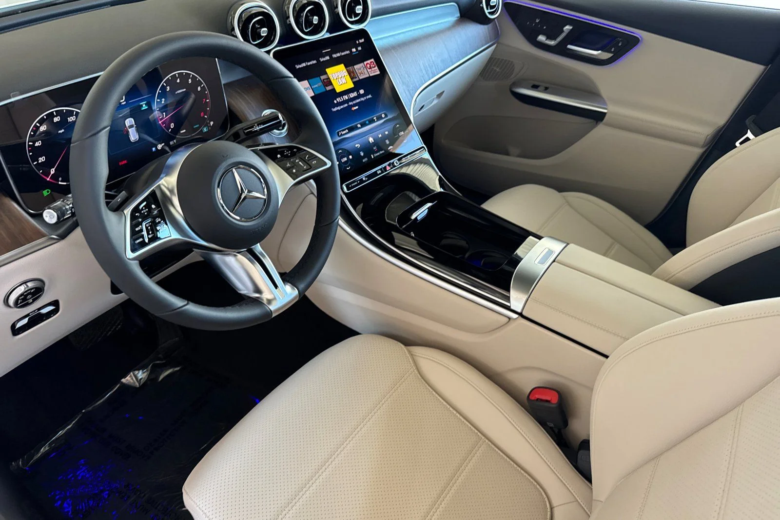 New 2027 Polar White Mercedes-Benz GLC 300 image 7
