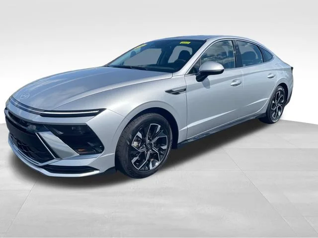 Used 2025 Silver Hyundai SEL image 1