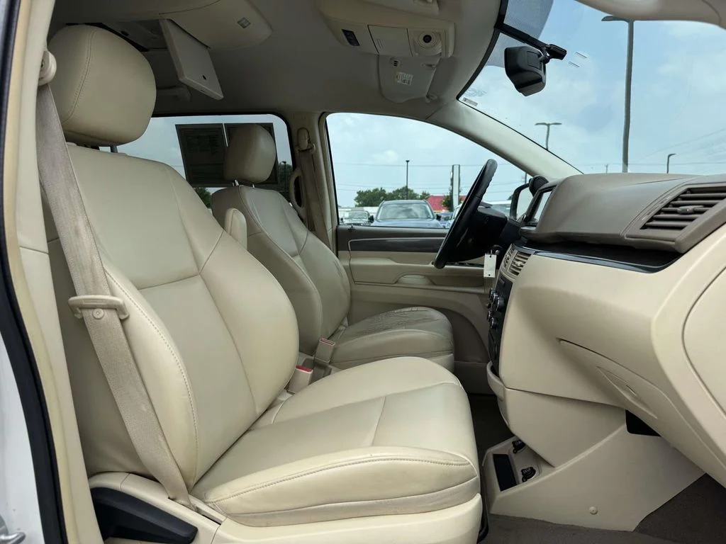 Used 2010 White Volkswagen SE image 14