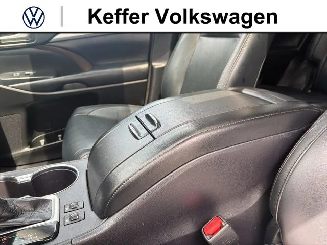 Used 2018 Blue Toyota XLE image 30